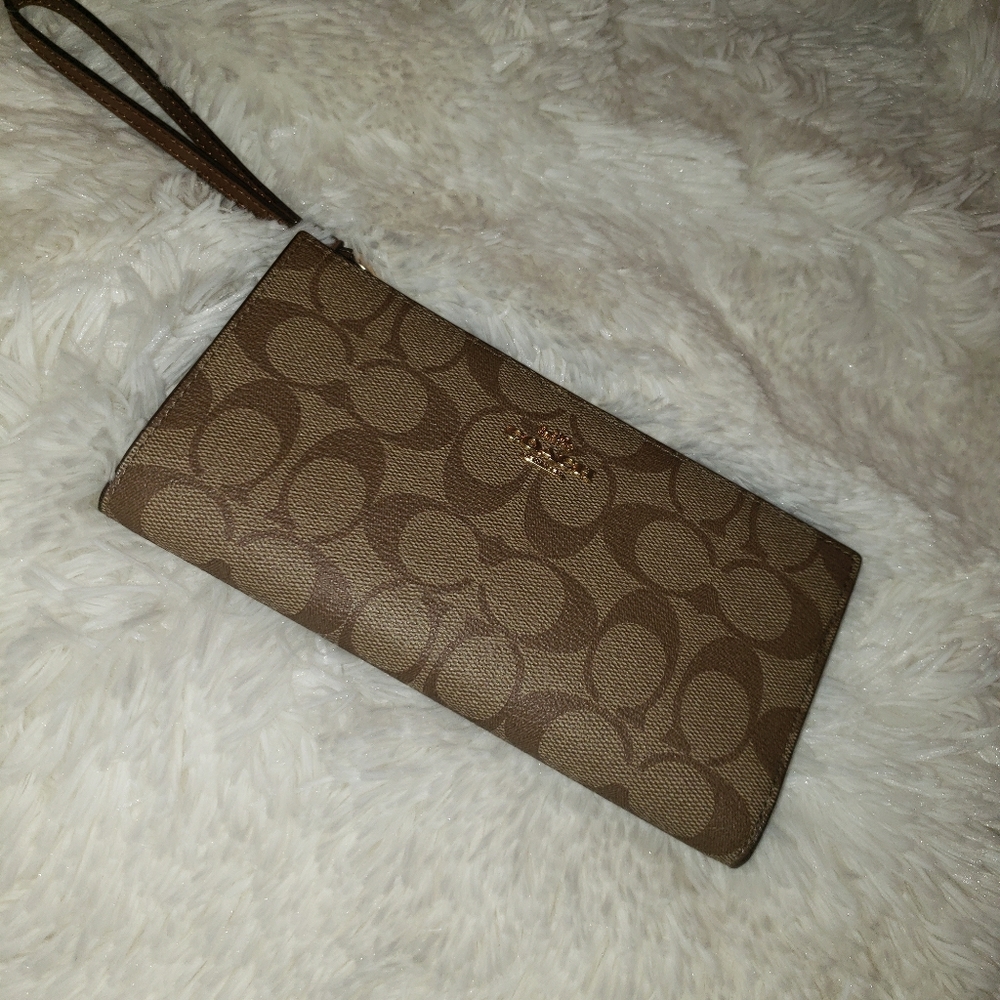 Coach wristlet/wallet❤